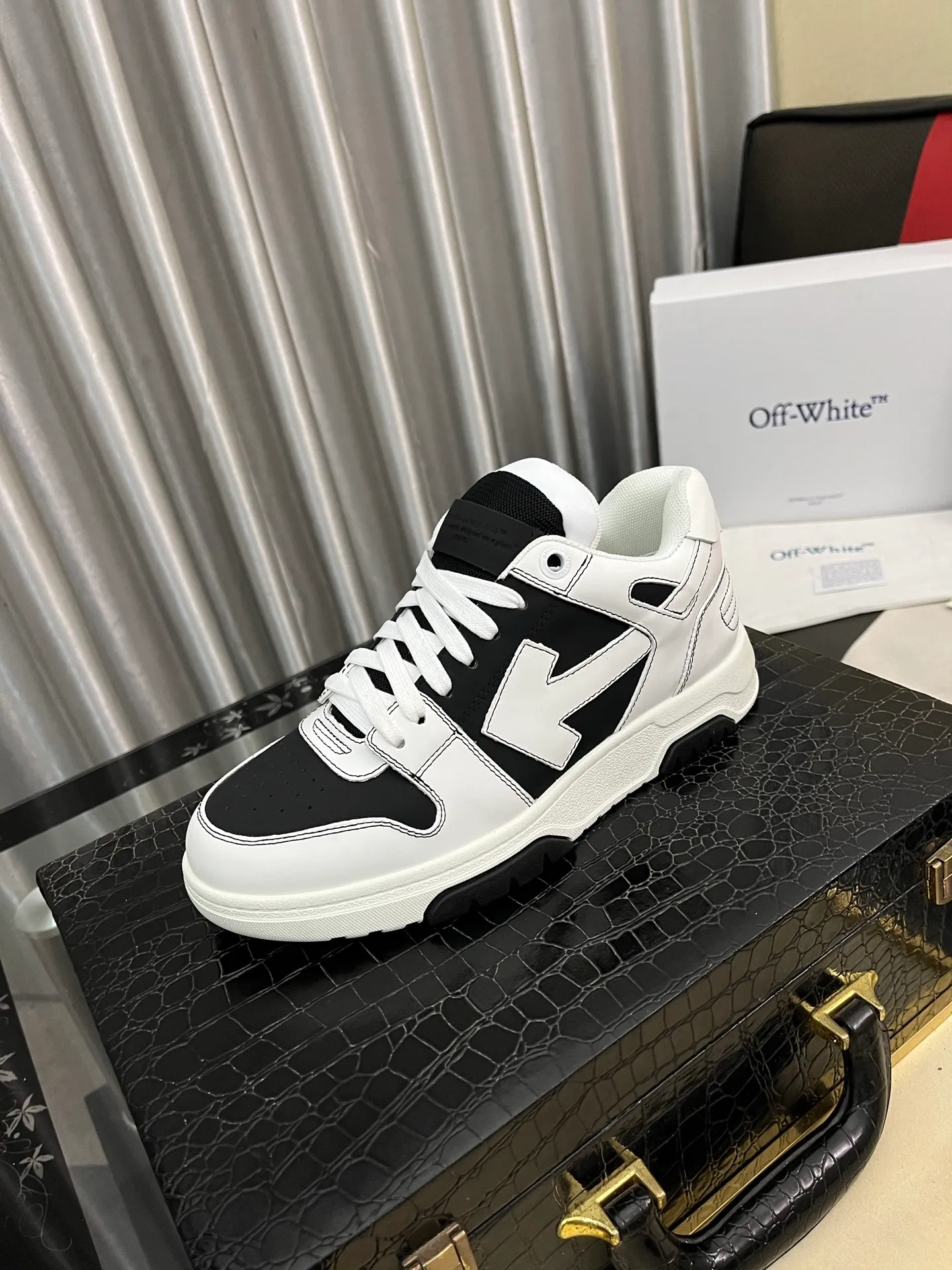 Men's shoes 💰600⌚️⌚️ OFF-White C/O VirGil Abloh fashionable and versatile casual shoes. Exclusive first release of the new model. Made of environmentally friendly cowhide leather and mesh fabric upper material. The insole is embedded with foam cushioning EVA material. The correct midsole is equipped with EVA lightweight cushioning. External tooth nail rubber outsole. The correct accessories can be customized simultaneously. Women's model: 35-40 Men's model: 39-45